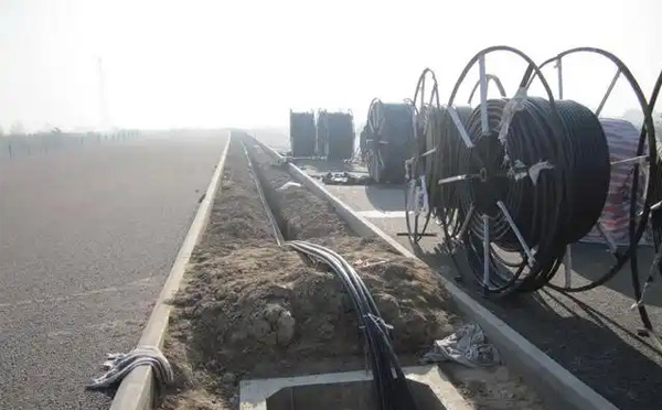 积石山光缆施工如何应对复杂地形布线难题？